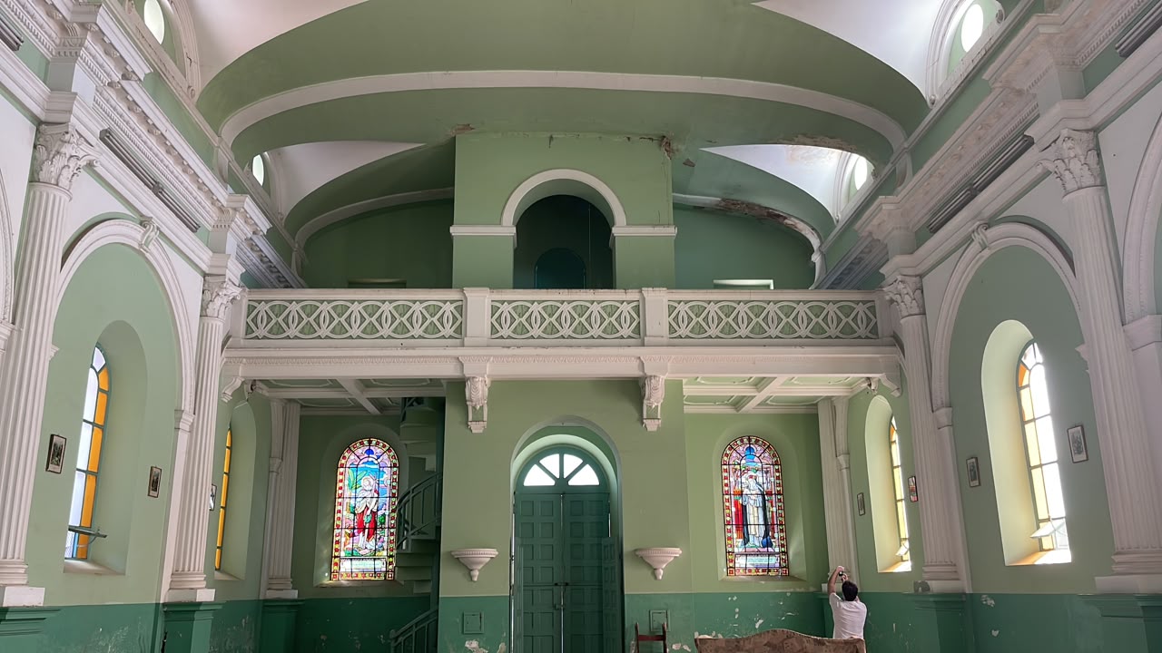 Interior da Capela Nossa Senhora Aparecida com altares, imagens e detalhes artísticos